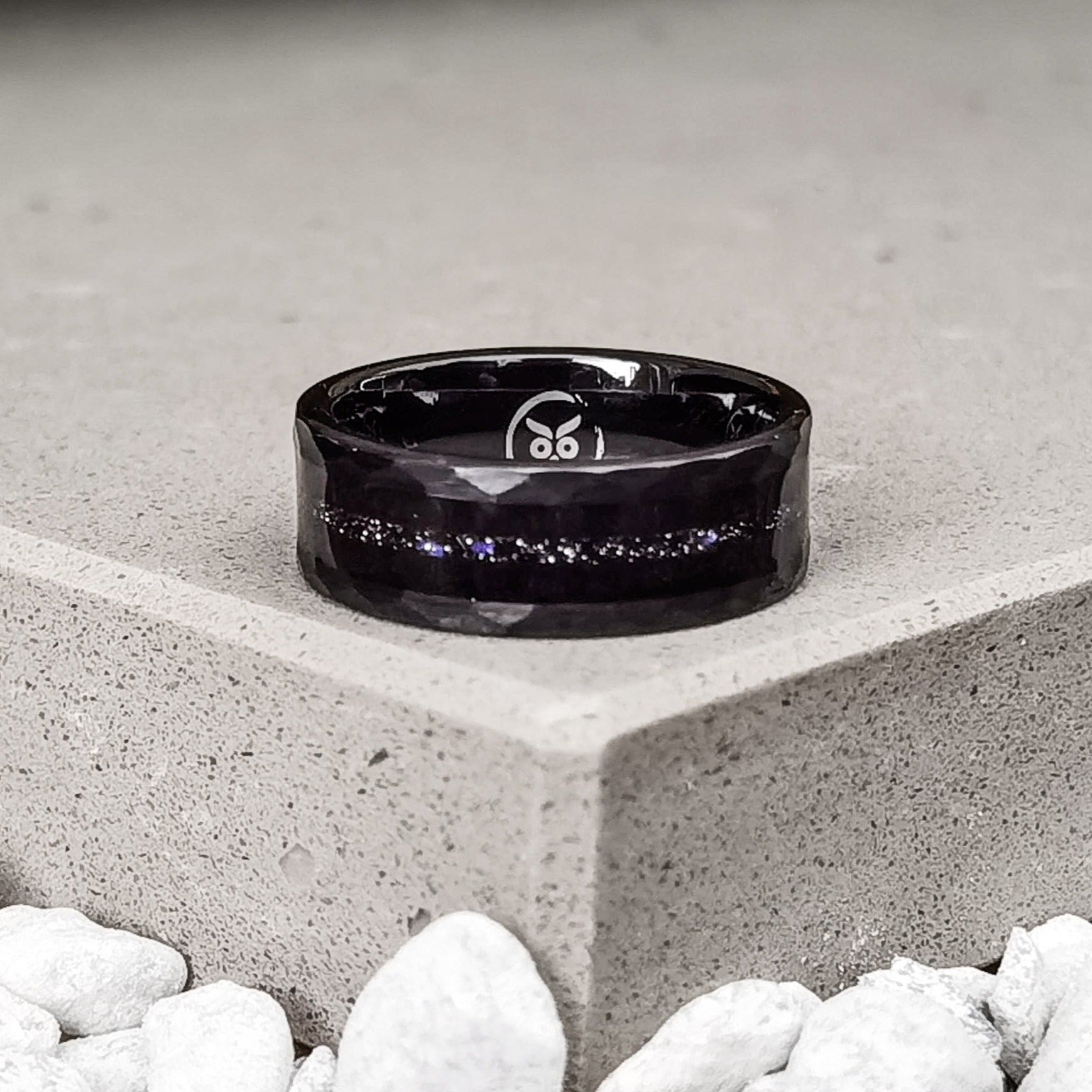 Night opal - Ebony & hammered Men's Tungsten Ring