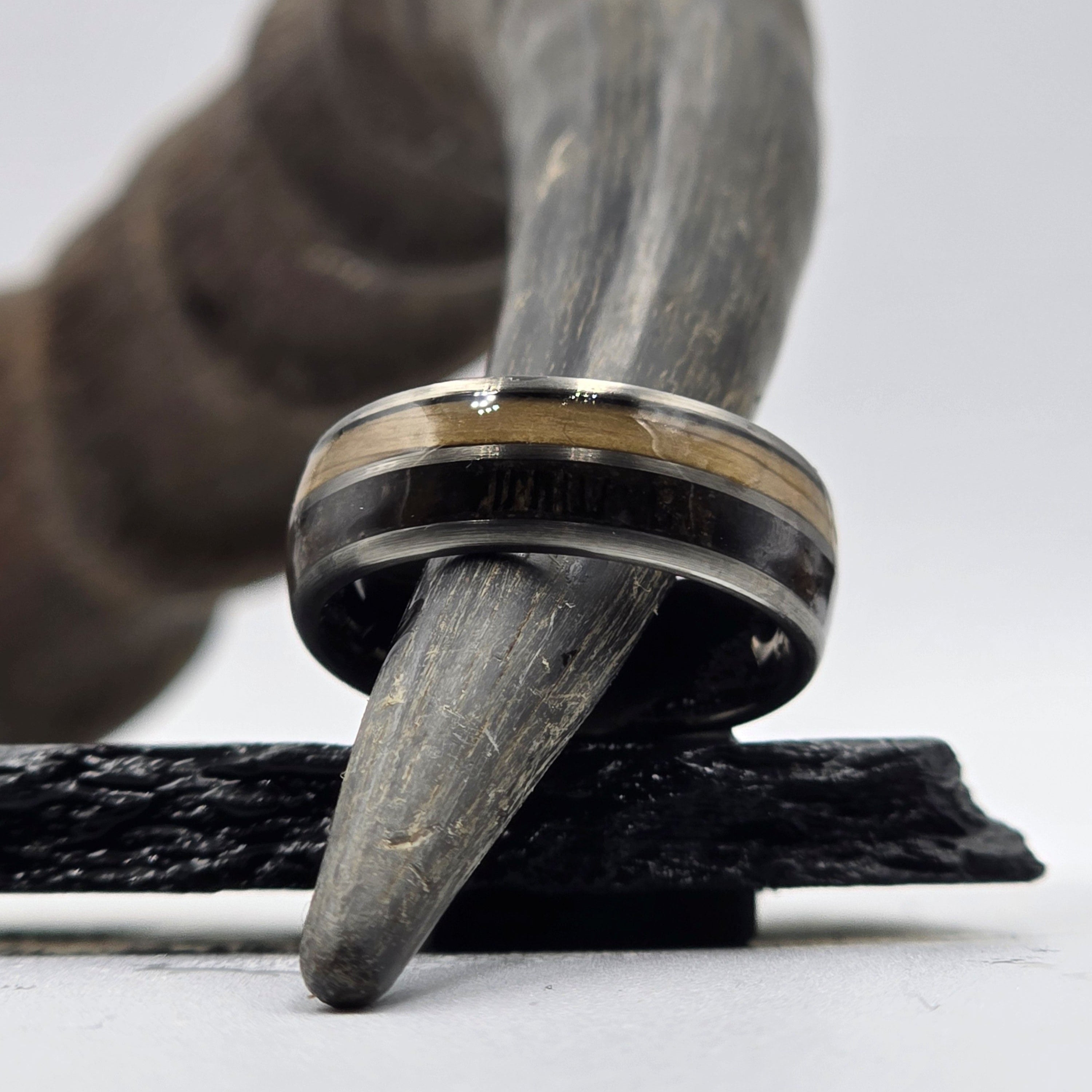 The Hunt X - Trophy Horn & Wood ring