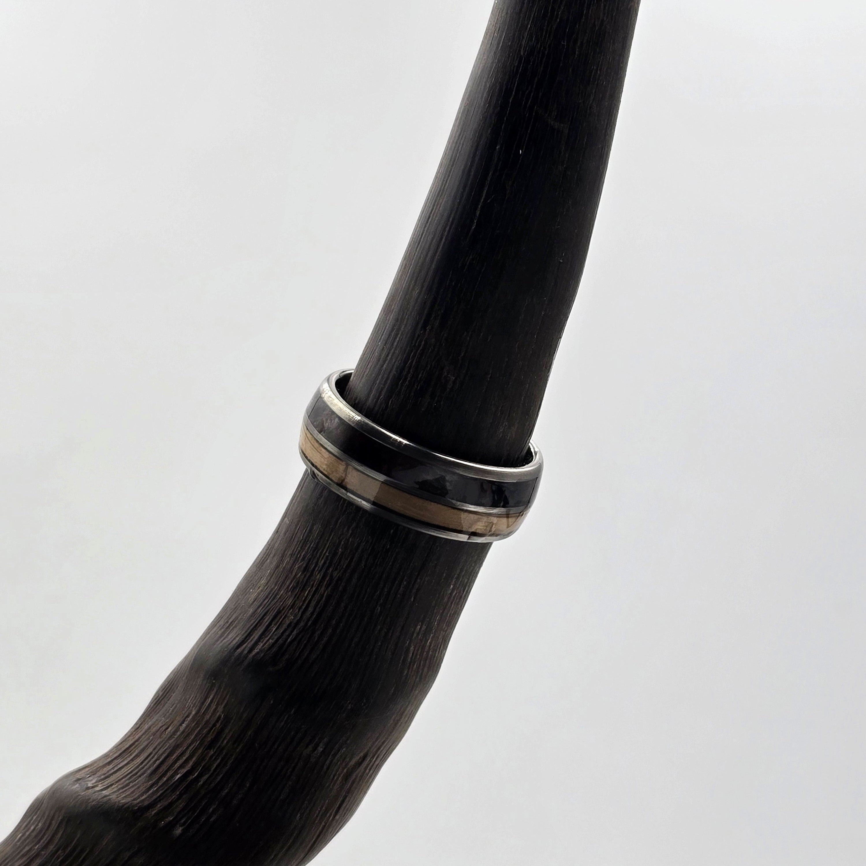 The Hunt X - Trophy Horn & Wood ring