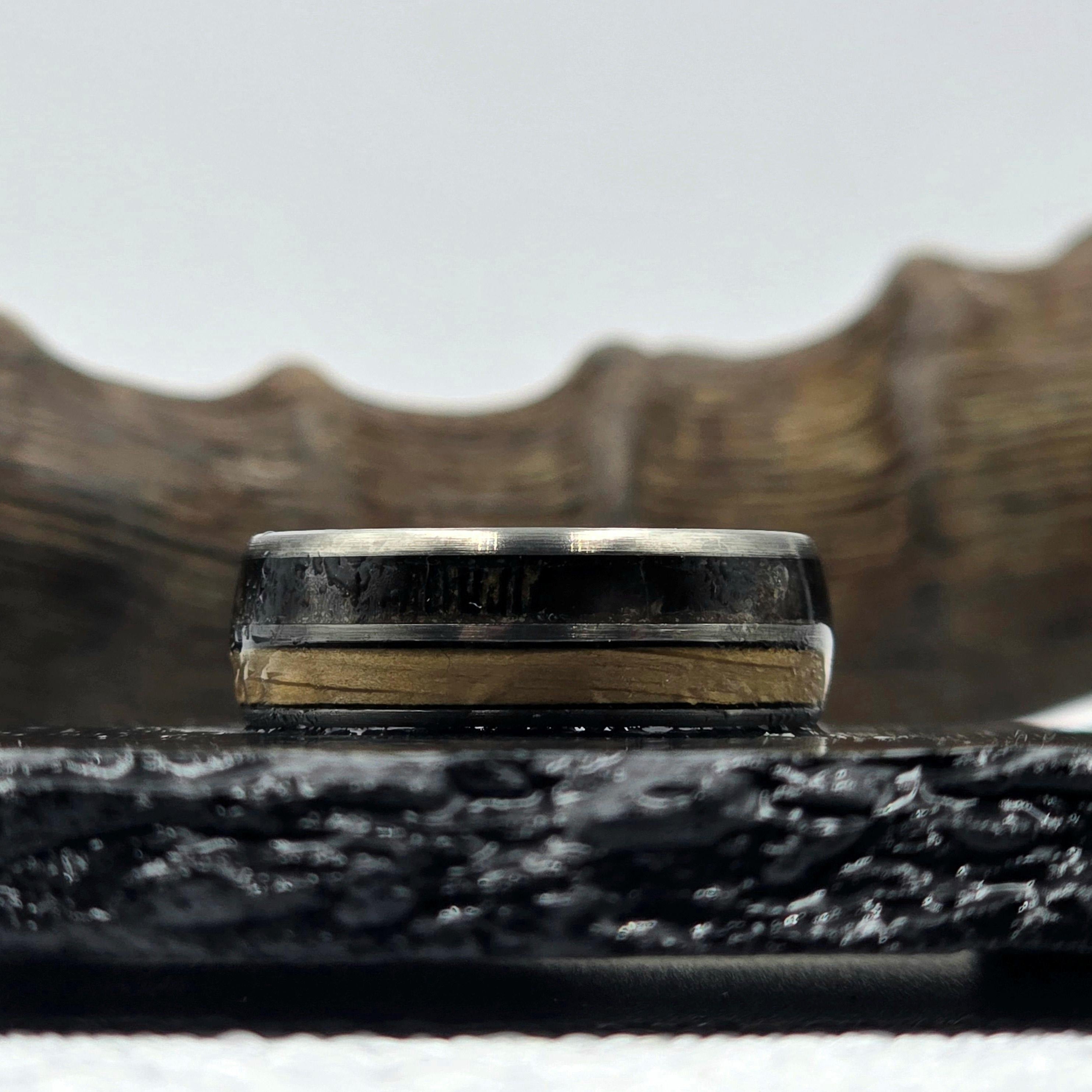 The Hunt X - Trophy Horn & Wood ring