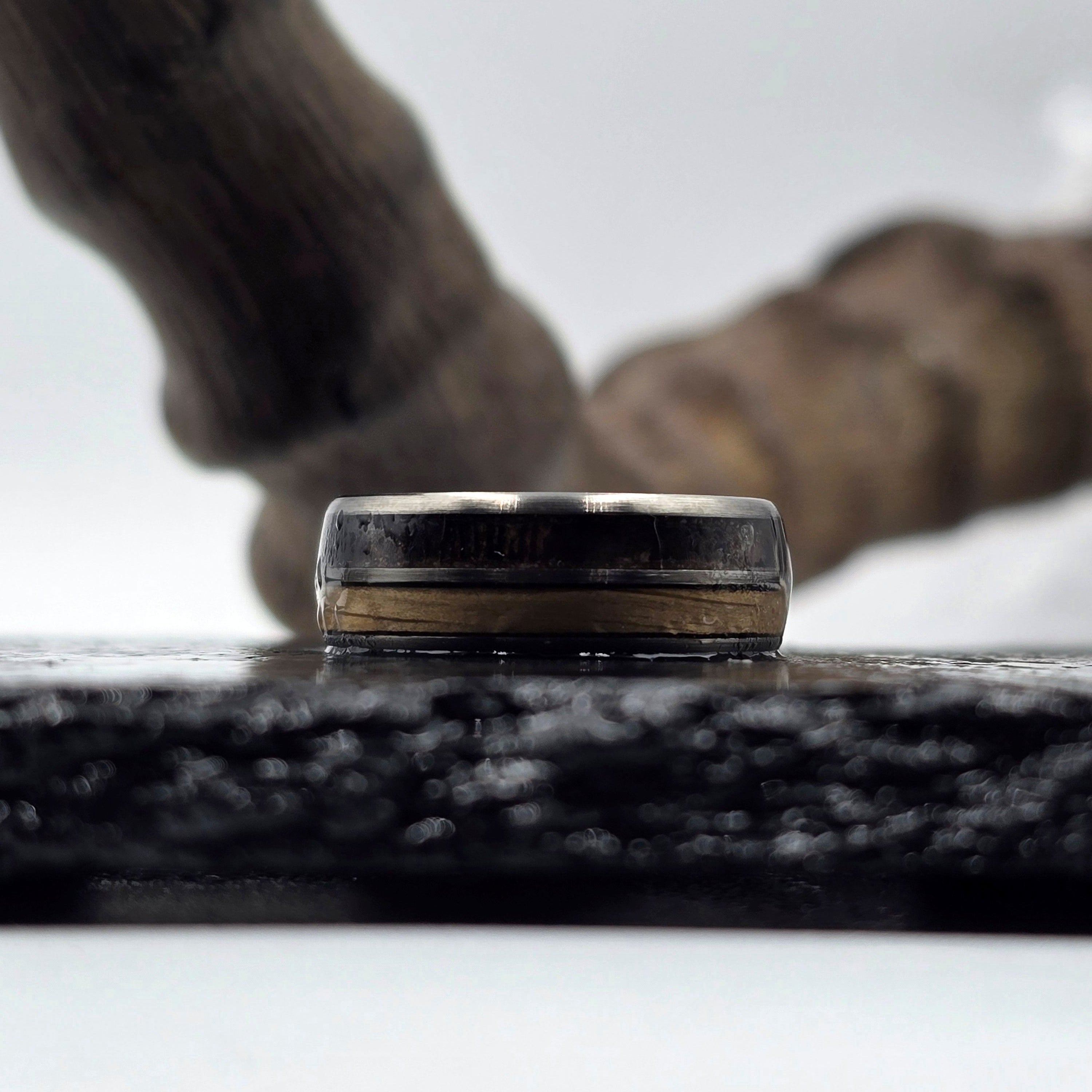 The Hunt X - Trophy Horn & Wood ring